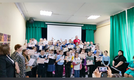 Коммунисты и активисты движения «Русский Лад» вручили подарки участникам и призёрам детского конкурса ко Дню космонавтики
