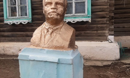 Коммунисты отреставрировали бюст Ленина в селе Зюльзя